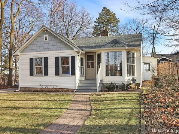 145 Cora Ave, Fox Lake, IL 60020