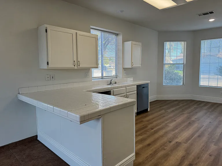 2222 W Vine Ave — Photo 11