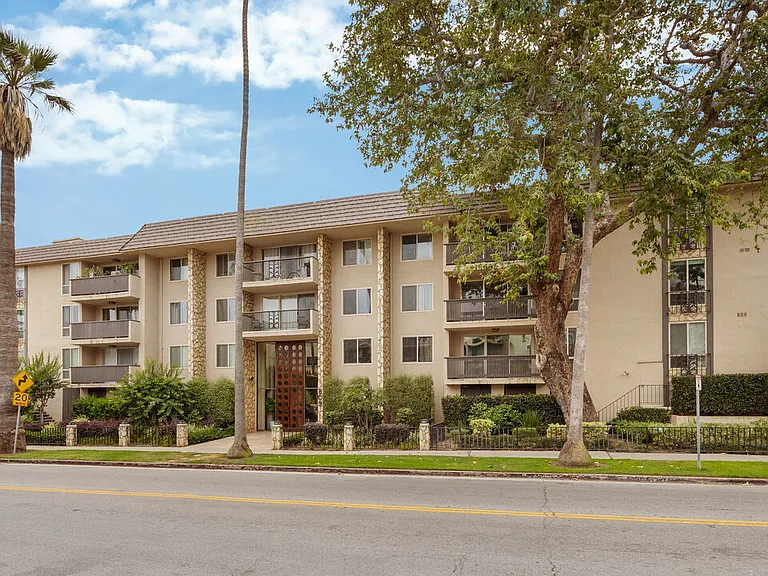 809 S Bundy Dr #205 — Photo 34