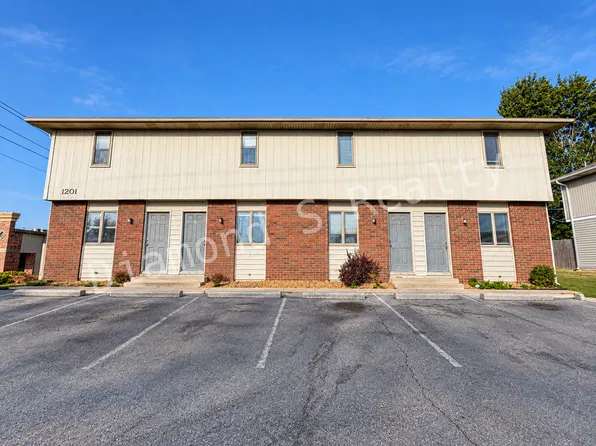 1201 N Main St, Nixa, MO 65714