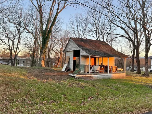 310 S Stephens St, Pilot Mountain, NC 27041