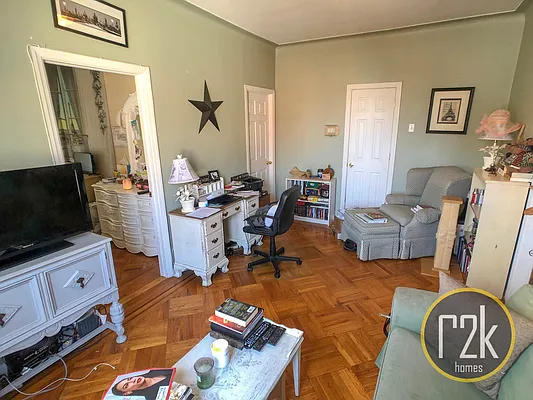 Rented by Realty 2000 Corp | media 7