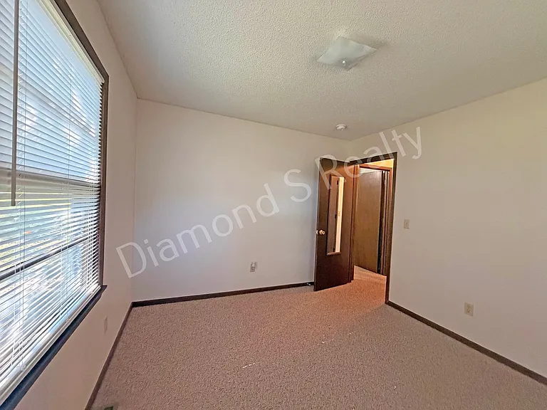 2750 N Howard Ave — Photo 15