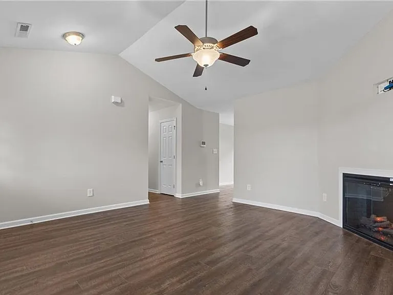 1595 Rossmore Dr — Photo 14