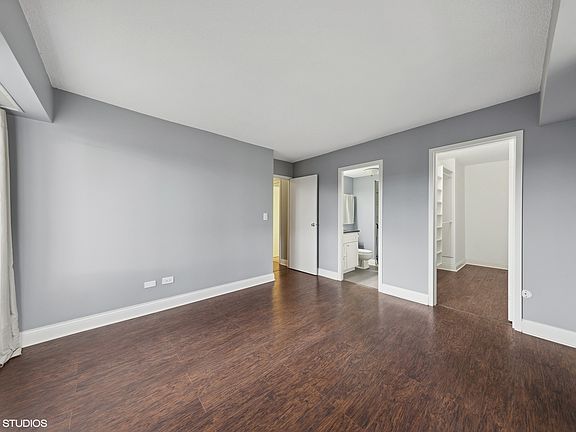 5th image of 924 S Lake Ct #208