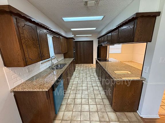5th image of 1205 Tanglewood Dr