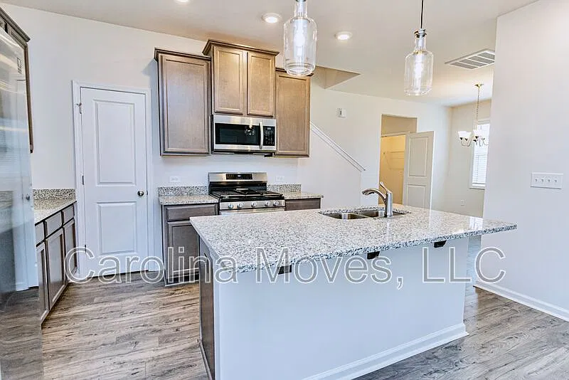 3 bed, 2.5 bath, 1881 sqft, $1,750 — Photo 4