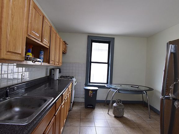 5th image of 1905 Strang Ave #2E