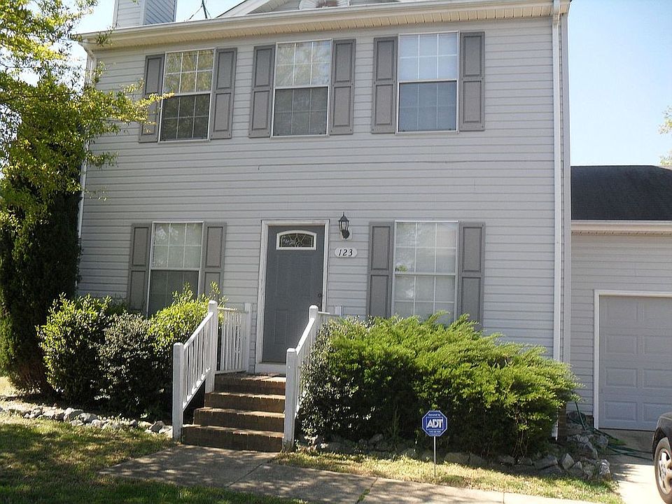 Immaculate 3br/2bth...2 car garage..