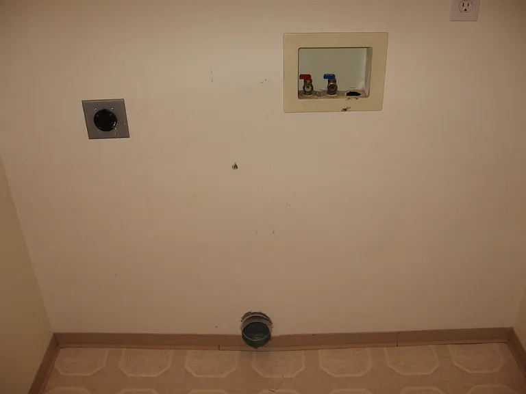 1740 White Ave — Photo 6