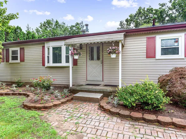 45167 Harris Rd, Belleville, MI 48111