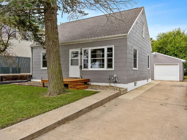 807 32nd St SE, Cedar Rapids, IA 52403