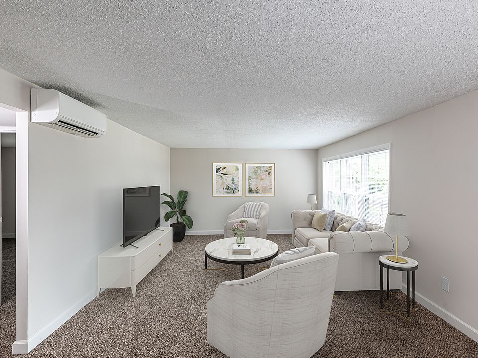 1 BD, 1 BA (630sqft) - Living Room (Robert Treat)