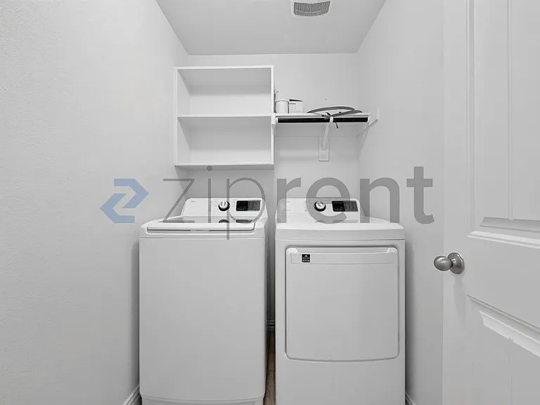 817 Evergreen St — Photo 32