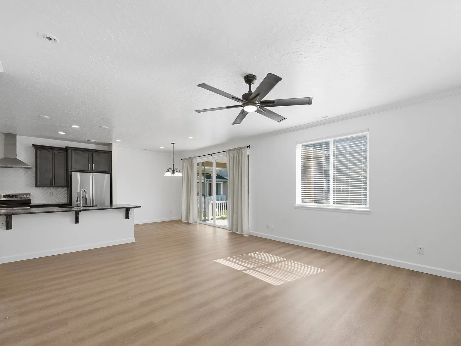 3 bed, 2.5 bath, 1831 sqft, $2,250 — Photo 4
