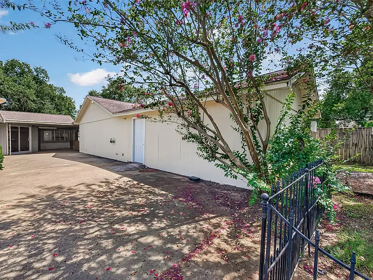 1007 E Baker Rd — Photo 22