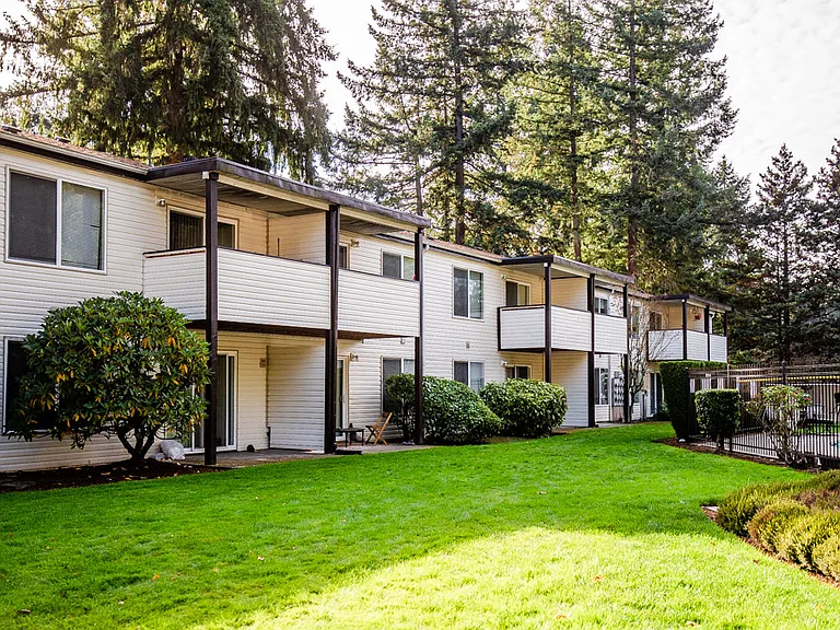 Lakewood Apartments - Arbor Pointe Apartments - Rear Exterior