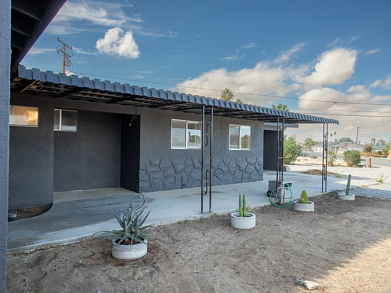 5610 Mariposa Ave — Photo 2