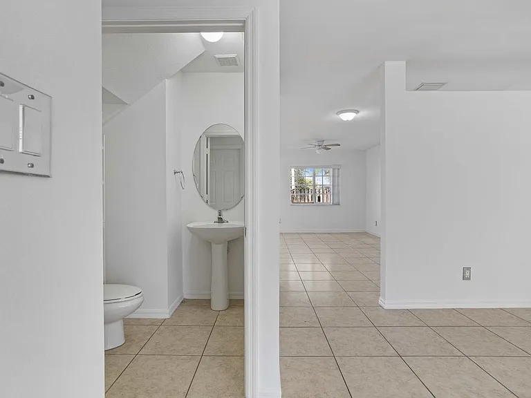 330 SW 2nd Ave #3 — Photo 5