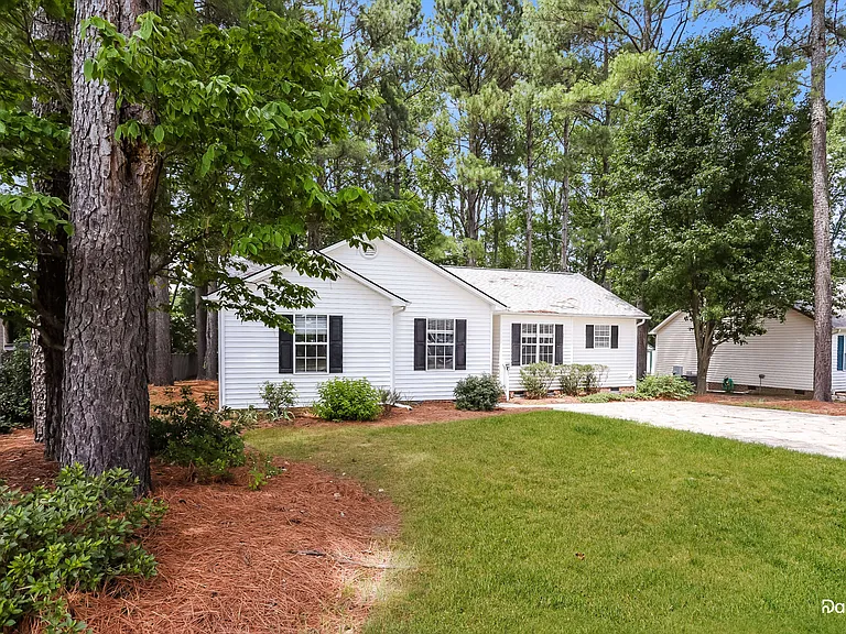 221 Breezewood Ln — Photo 2