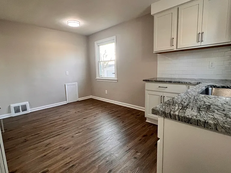 5128 Catherine St — Photo 10