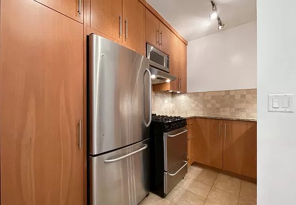 5th image of 166 E 35th St APT 4B