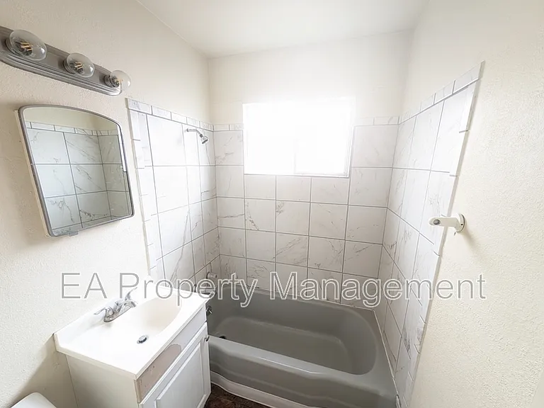 1010 Palomas Dr SE #H — Photo 8