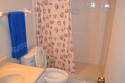 Bathroom, Main Floor