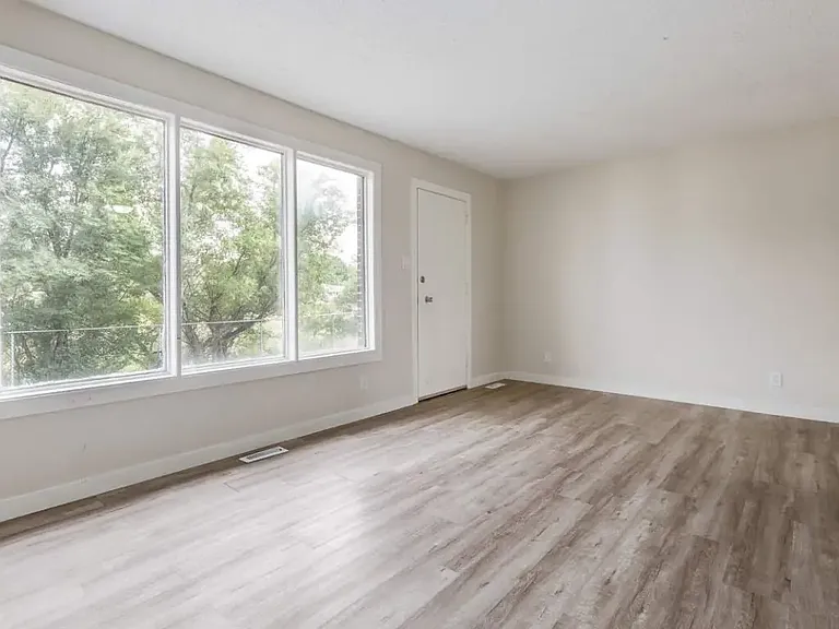 602 Laurier St W — Photo 9