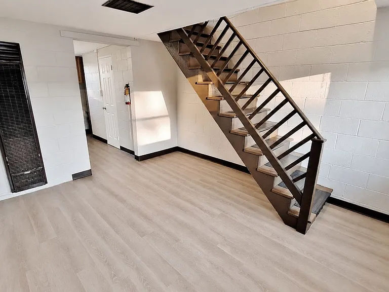240 W High St — Photo 8