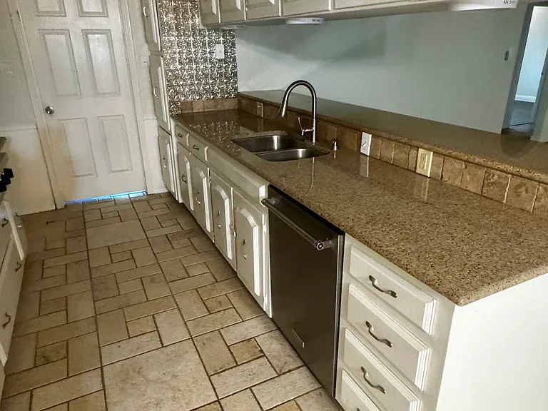 613 Overland Trl — Photo 12