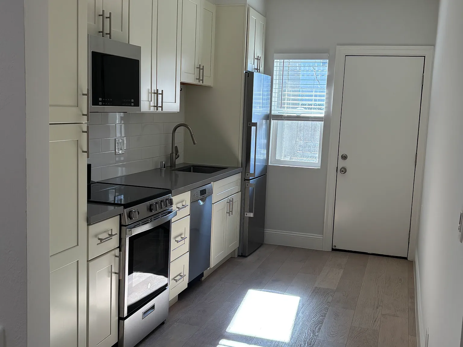 383 Grand — Photo 4