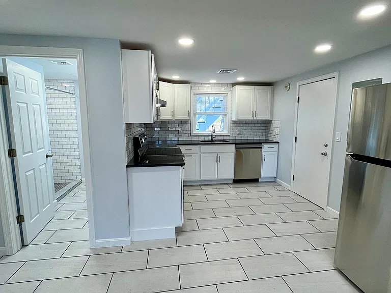 200 Bulgarmarsh Rd #7 — Photo 4