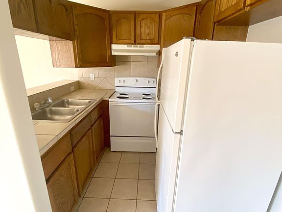 3rd image of 1610 E Plum St #3