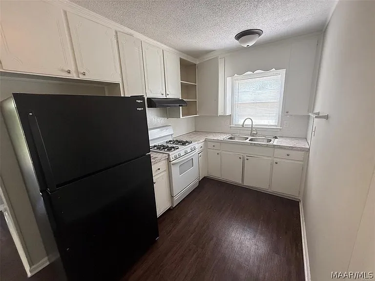3211 Hackberry Ln — Photo 4