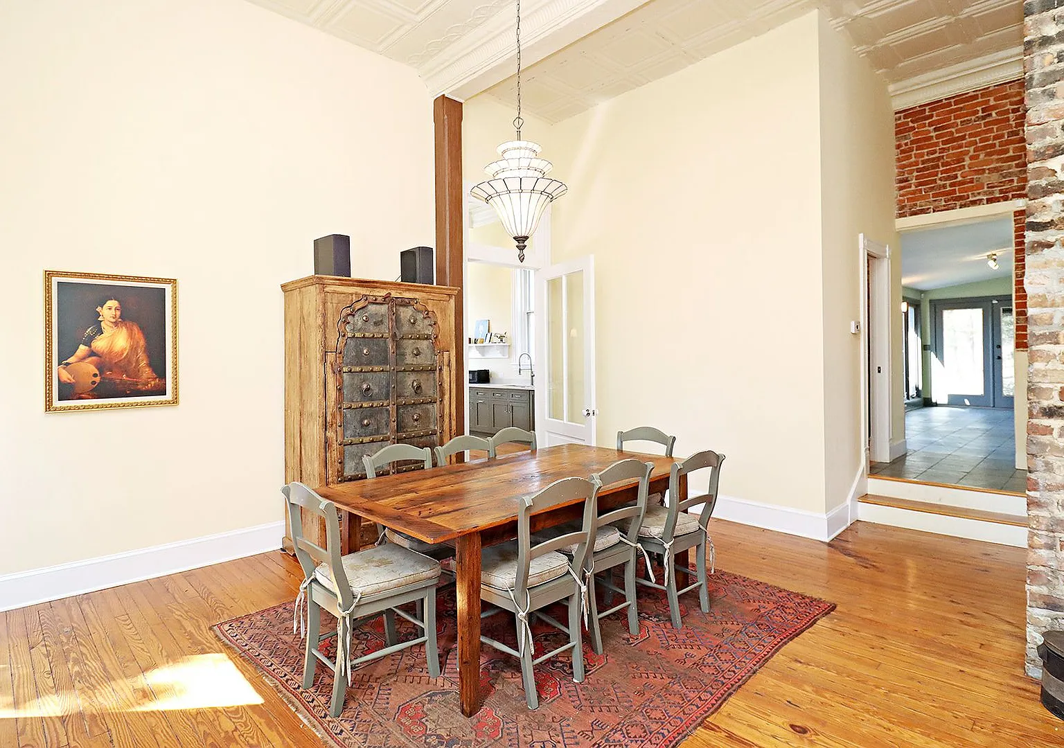 Beautifully Restored Ivy Residence, Fully Furnished with Utilities Included — Photo 4