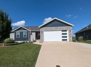 593 Raleigh Ln, Marion, IA 52302