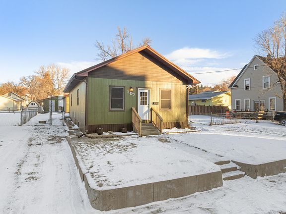 3rd image of 707 8th Ave NE