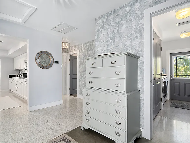 330 N Tessier Dr — Photo 27