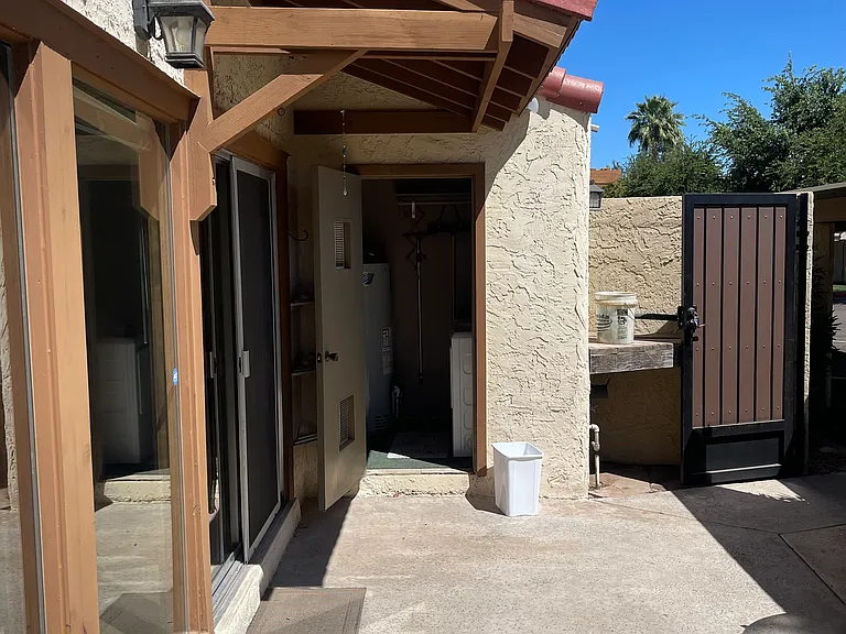 Private courtyard/laundry
