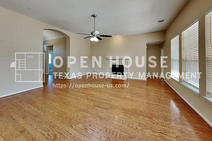 4 bed, 2.0 bath, 2275 sqft, $2,600 — Photo 3