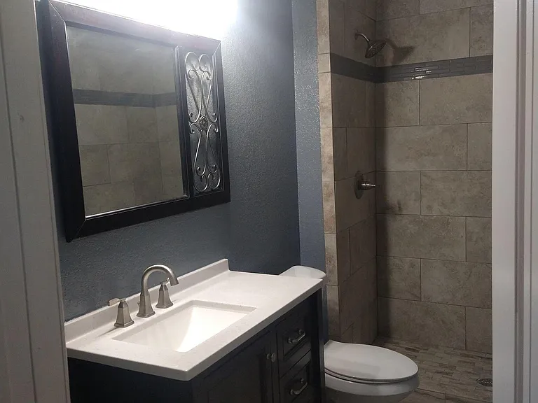 210 N Rowe St — Photo 20