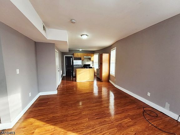 4th image of 146 Hollywood Ave