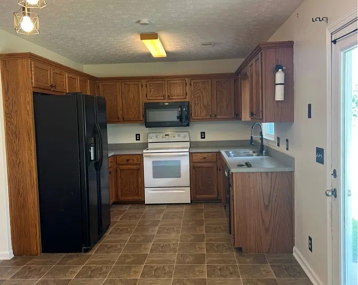 121 Canterbury St — Photo 4