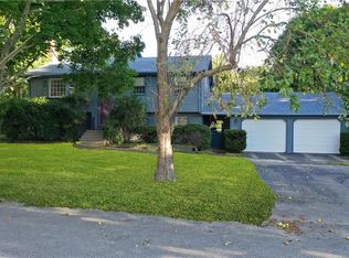 8 Colonial Ave, Barrington, RI 02806