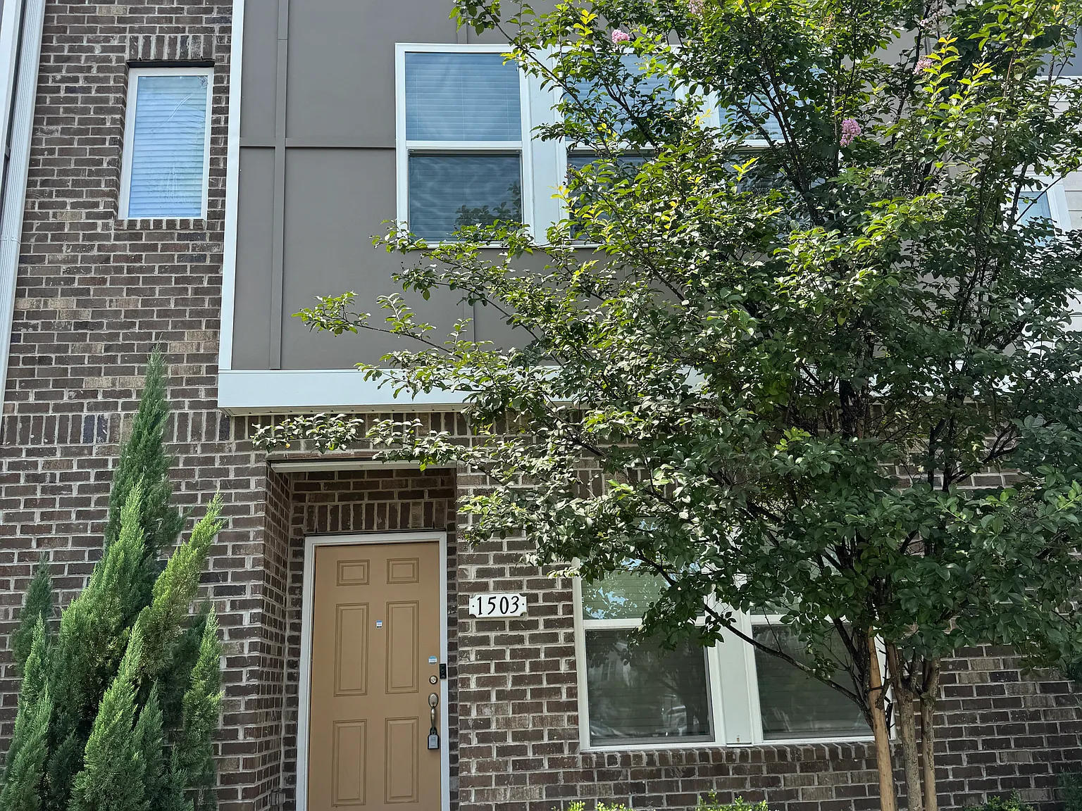 4 bed, 3.5 bath, 2011 sqft, $2,350 — Photo 2