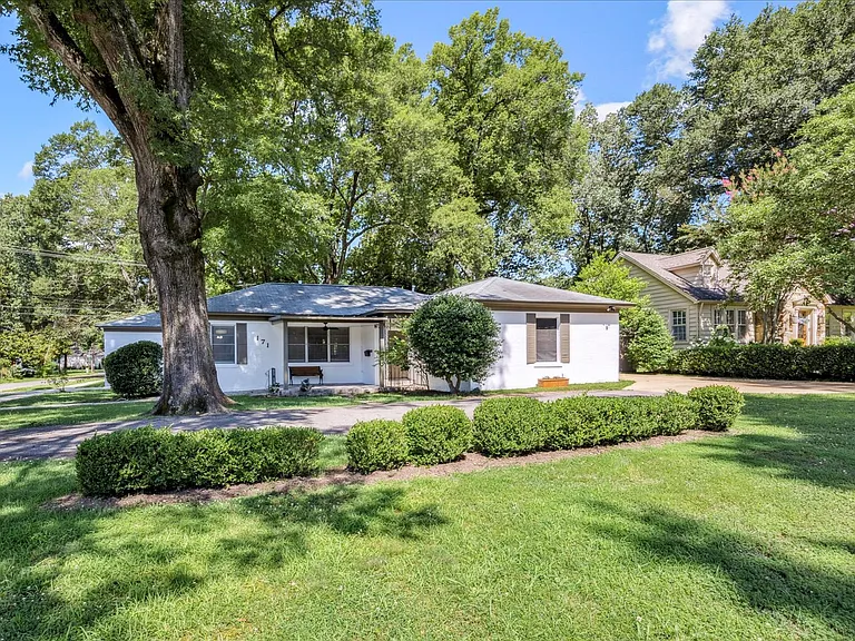 large front yard w circular drive way