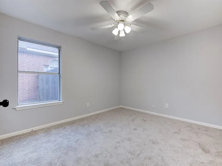 9026 Eaglecove Dr — Photo 5