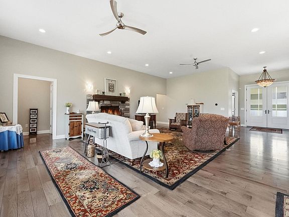 3rd image of 6688 Greenwell Rd