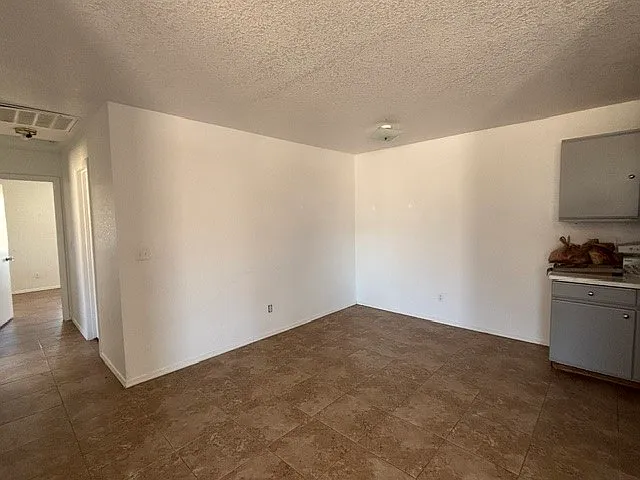 3 bed, 2.0 bath, 1893 sqft, $1,300 — Photo 4